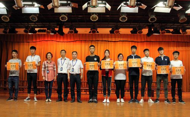 調(diào)整大小 13、楊繼強(qiáng)書記、李波書記和沈群書記給獲得優(yōu)秀獎(jiǎng)的代表隊(duì)頒獎(jiǎng).jpg