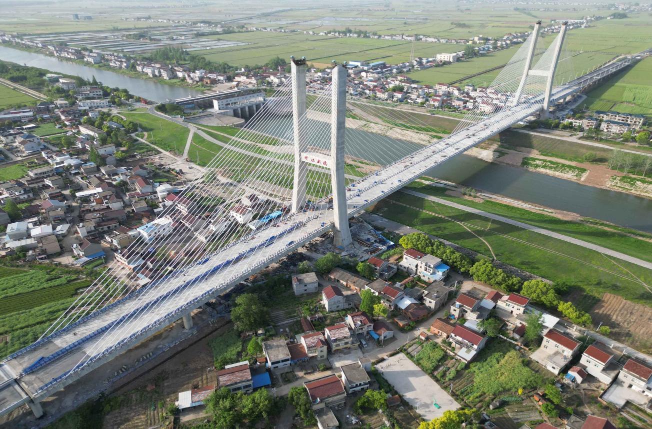 建設(shè)投資集團(tuán)（原路橋集團(tuán)）G347安九二期楊灣河特大橋。安徽建工集團(tuán)供圖