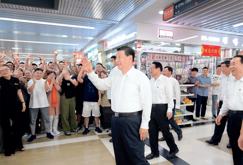 2023年9月20日至21日，中共中央總書記、國家主席、中央軍委主席習(xí)近平在浙江考察。這是20日上午，習(xí)近平在義烏國際商貿(mào)城考察時，同商戶親切交流。 新華社記者 李學(xué)仁/攝