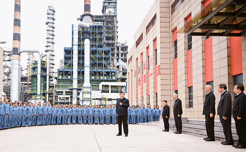 2023年10月10日至13日，中共中央總書記、國家主席、中央軍委主席習(xí)近平在江西考察。這是10日下午，習(xí)近平在中國石化九江分公司考察時，同企業(yè)員工親切交流。 新華社記者 謝環(huán)馳/攝