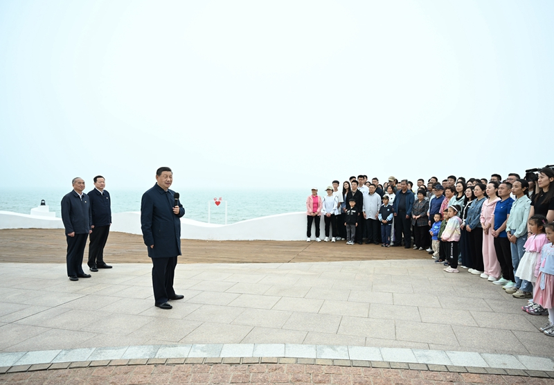 5月22日至24日，中共中央總書記、國家主席、中央軍委主席習(xí)近平在山東考察。這是22日下午，習(xí)近平在日照市陽光海岸綠道同市民和游客親切交流。