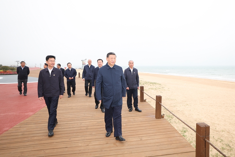5月22日至24日，中共中央總書記、國家主席、中央軍委主席習(xí)近平在山東考察。這是22日下午，習(xí)近平在日照市陽光海岸綠道考察。