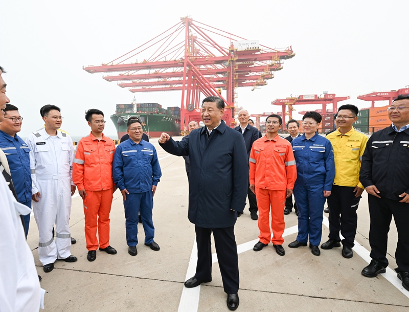 ??5月22日至24日，中共中央總書記、國家主席、中央軍委主席習(xí)近平在山東考察。這是22日下午，習(xí)近平在日照港親切慰問港口科技工作者、運營人員、航運人員。 