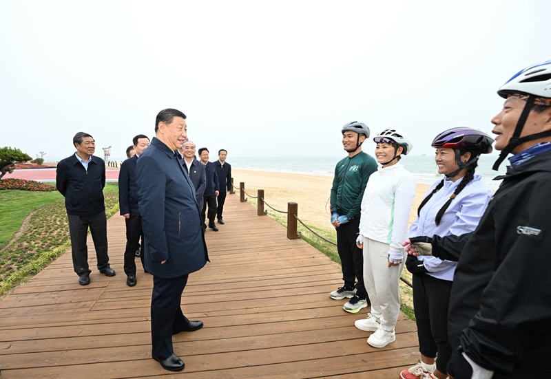 5月22日至24日，中共中央總書記、國家主席、中央軍委主席習(xí)近平在山東考察。這是22日下午，習(xí)近平在日照市陽光海岸綠道同市民親切交流。