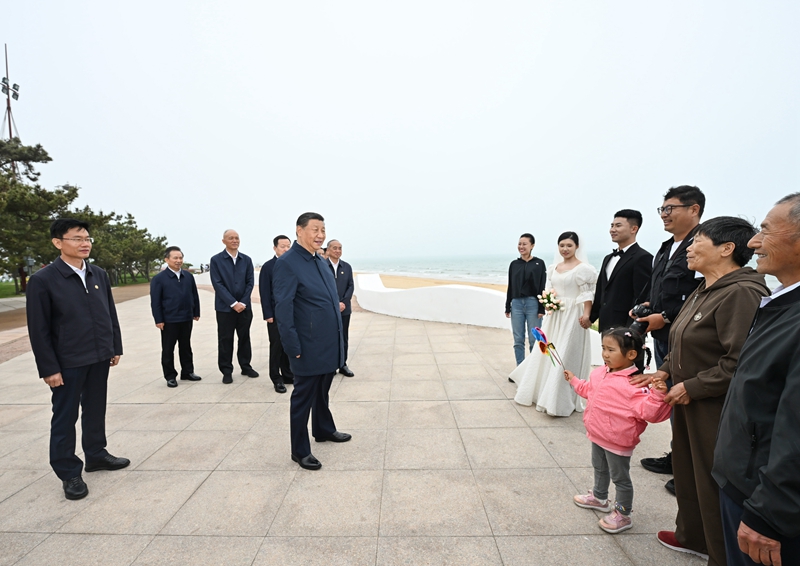 5月22日至24日，中共中央總書記、國家主席、中央軍委主席習(xí)近平在山東考察。這是22日下午，習(xí)近平在日照市陽光海岸綠道同市民親切交流。